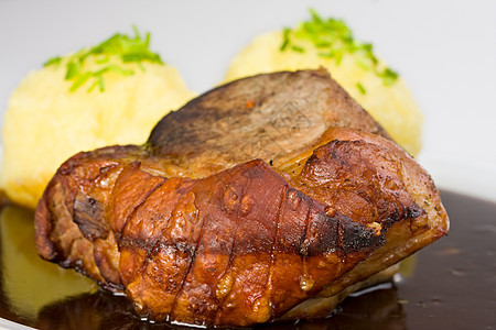 传统巴伐利亚烤猪肉 配有啤酒酱和子餐厅牛肉盘子韭菜烹饪午餐营养啤酒食物美味图片