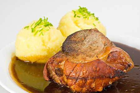 传统巴伐利亚烤猪肉 配有啤酒酱和子午餐韭菜盘子烹饪餐厅食物土豆美食用餐牛肉图片