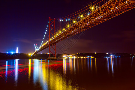 里斯本的25德阿布里尔桥灯笼工程金属天空反射地标城市电缆橙子长椅图片