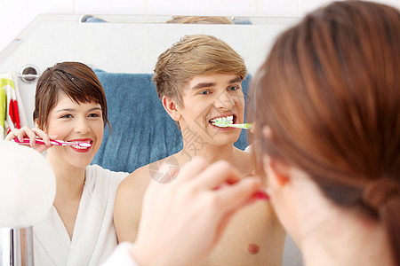 年轻夫妇打扫牙齿刷子蜜月婚姻夫妻套路女士情人男人内饰女性图片