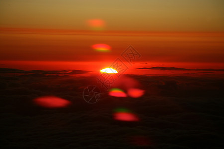 天空中日落戏剧性太阳日出红色科学风景地平线金子橙子多云图片