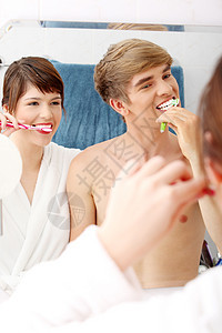 年轻夫妇打扫牙齿喜悦家庭浴室夫妻牙科蜜月内饰女士已婚女性图片