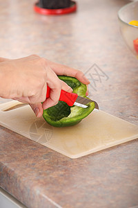 女性在厨房里切食成份红辣椒蔬菜木板饮食营养食物烹饪沙拉辣椒午餐图片