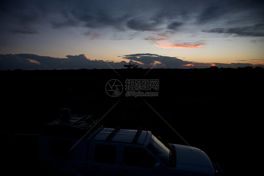 奥卡万戈的日落旅行旅游荒野风景场景溪流反射天空野生动物树木图片