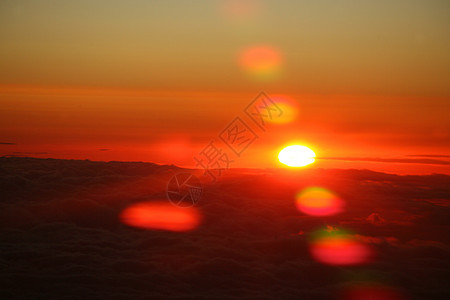 天空中日落戏剧性橙子日出多云太阳红色金子地平线风景科学图片