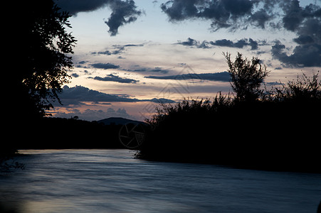 奥卡万戈的日落打猎旅行反射荒野旅游野生动物树木风景溪流天空图片