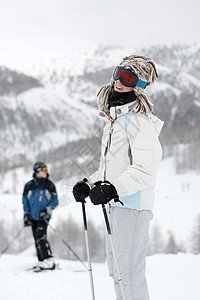 滑雪者女孩微笑帽子夫妻高山喜悦滑雪闲暇眼镜运动图片