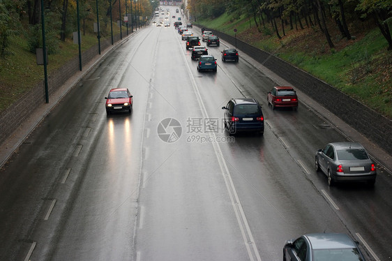 交通流量流量网络车道反思通勤者沥青下雨状况路面头灯基础设施图片