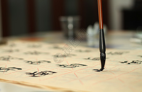 一个老人用笔笔做书法的老男人画笔钢笔刷子文字文化象形脚本绘画手指工艺图片