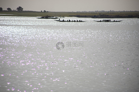 尼日尔的河流指导天空运输蓝色钓鱼司机船工尖顶乘客航海图片