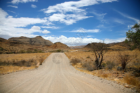 纳米比亚的碎石路天空蓝色纳米布晴天极端孤独岩石生态地平线荒野图片