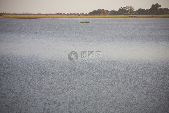 尼日尔的河流蓝色航海运输乘客日落船工天空渔夫指导尖顶图片