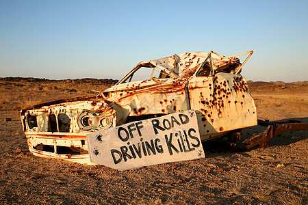 不喝酒也不开车碰撞沙漠信息拆除警告标志图片