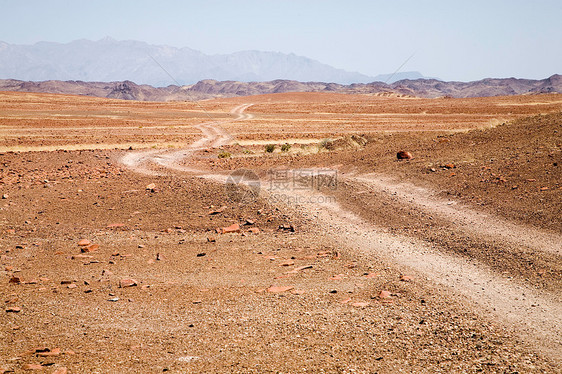 纳米比亚的碎石路极端纳米布天空爬坡晴天土地沙漠地平线环境图片