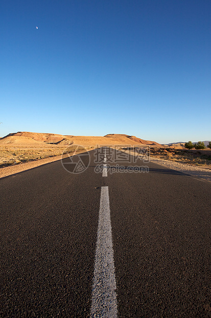摩洛哥交通较少的这条路风景旅行天空蓝色街道城市警告骆驼沙漠地平线图片