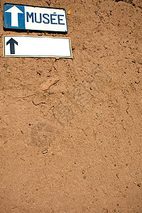 泥墙和博物馆标志板背景图片