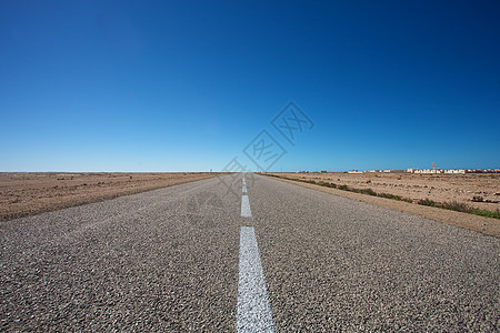 摩洛哥交通较少的这条路街道村庄天空风景骆驼地平线孤独旅行蓝色警告图片