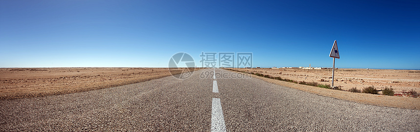 摩洛哥交通较少的这条路创新骆驼街道警告招牌村庄蓝色沙漠风景天空图片