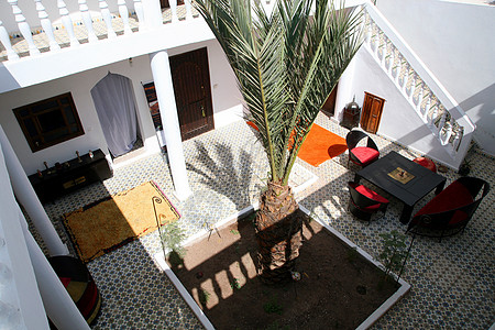 摩洛哥的里亚德建筑学奢华住宅阴影面料别墅房子建筑地毯衣服图片