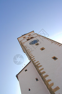 教堂钟楼对着蓝天图片