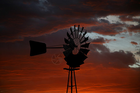 日落时务农风车轮椅风力文化草原发电机涡轮机水泵风车日落天空沙漠图片