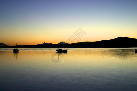 巴塔哥尼亚湖风景海洋日出顶峰蓝色巡航阳光海岸反射天空图片