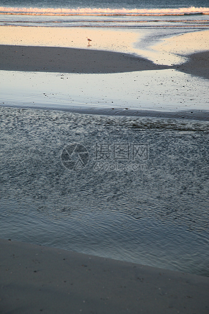 日出在沙滩上海浪天空地平线海洋太阳日落海岸图片