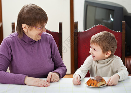 奶奶和孙子女士桌子快乐老年家庭小吃包子椅子祖母微笑图片