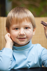 带巧克力糖的小男孩图片