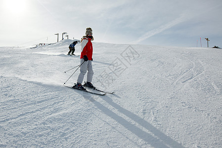 滑雪者活动爬坡滑雪青年娱乐女性闲暇旅行假期白色图片
