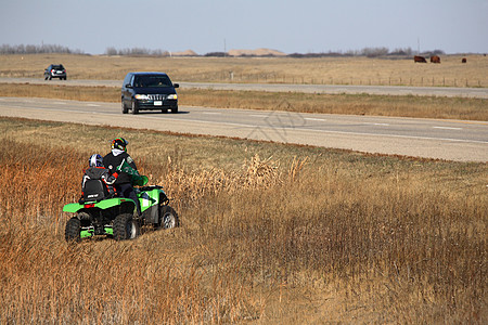 在萨斯喀彻温省横贯加拿大高速公路沿线的沟渠中 ATV水平地形娱乐旅行运输图片