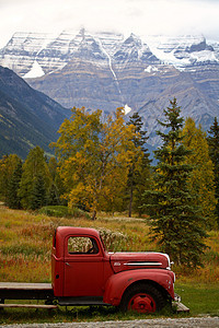 美丽的不列颠哥伦比亚省罗布森山松树乡村风景卡车旅行图片