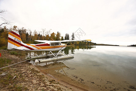 在萨斯喀彻温湖上漂浮的飞机水平旅行丛林图片