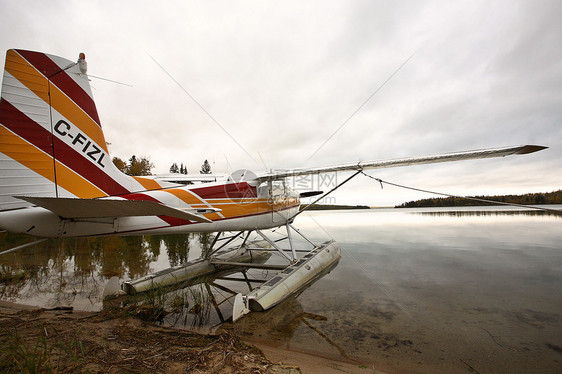 在萨斯喀彻温湖上漂浮的飞机旅行丛林水平图片