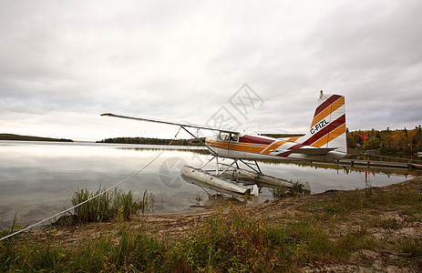 在萨斯喀彻温湖上漂浮的飞机丛林水平旅行图片