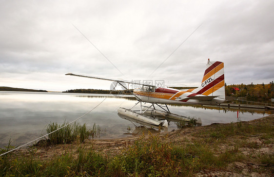 在萨斯喀彻温湖上漂浮的飞机丛林水平旅行图片