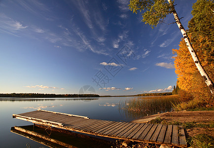 萨斯喀彻温湖沿岸的码头和秋树水平场景风景湖泊树木旅行图片