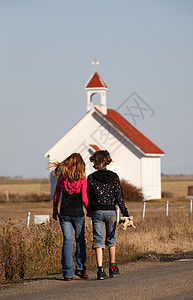 走向圣科伦巴教堂的少女女孩们国家农村国教乡村教堂孩子们活动图片