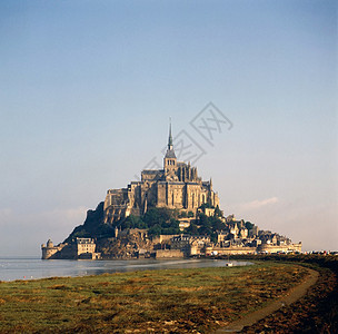 法国圣米歇尔 法国爬坡岩石支撑建筑学海岸海洋海滩教会背景图片