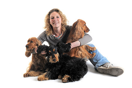 英国式斗鸡和妇女微笑犬类黑色幸福棕色猎犬小狗工作室女士女孩图片