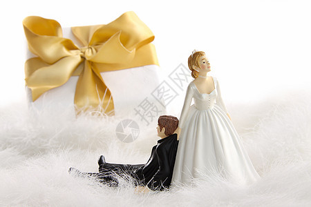 配白色礼物的婚礼蛋糕雕像图片