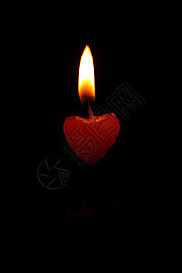 以心脏形状的蜡烛红色火焰情人背景图片