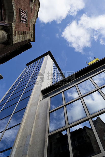 旧楼和新大楼反射窗户蓝色公司结构玻璃石头棕色反思历史图片