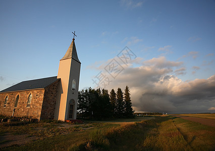 雷头云在国教后面形成 乌云旅行乡村风景场景教会农村积雨风暴小路大草原图片