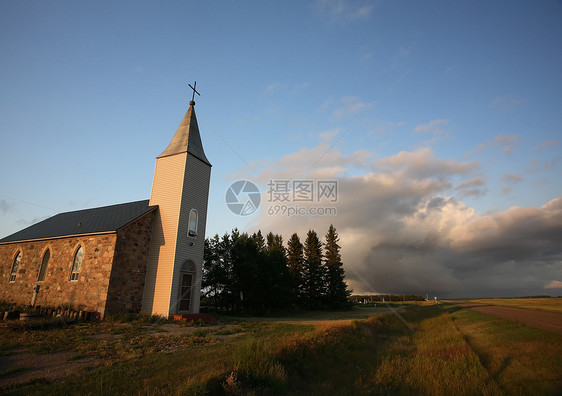 雷头云在国教后面形成 乌云旅行乡村风景场景教会农村积雨风暴小路大草原图片