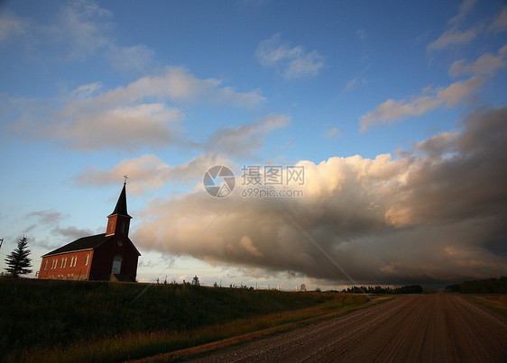 雷头云在国教后面形成 乌云小路农村乡村风景积雨场景大草原水平旅行风暴图片