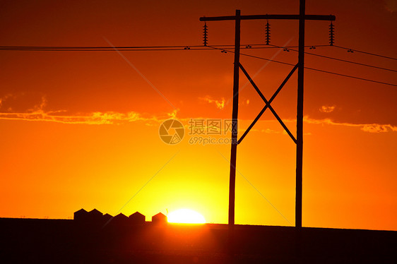 萨斯喀彻温电塔后面的美景日落草原电线乡村高架剪影美术风景大草原场景力量图片