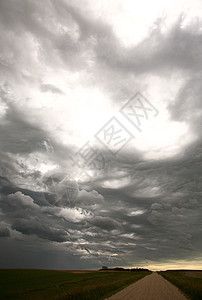 萨斯喀彻温乡村公路上的暴云天气绿色天空草原植被国家风景旅行乡村风暴图片