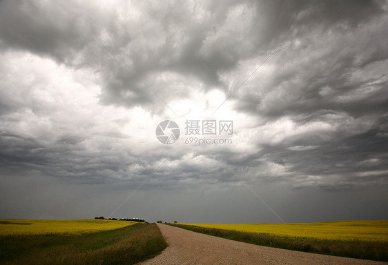 萨斯喀彻温乡村公路上的暴云风暴天气旅行绿色场景国家乡村水平植被照片图片