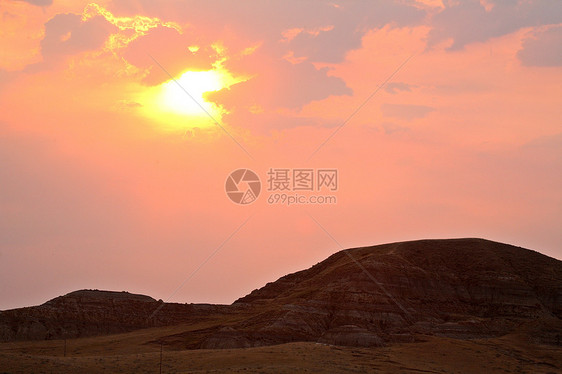 萨斯喀彻温风景优美的薄云后太阳升起乡村丘陵大草原美术旅行水平图片